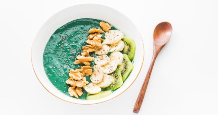 Zelená spirulina je vhodná na raňajky do ovsenej kaše s ovocím. Aj takto môže vyzerať aj zelený prášok spiruliny.