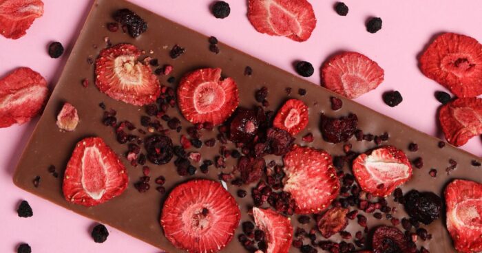 Čokoláda s lyofilizovaným ovocím je pochúťka. Sušeným ovocím môžete posypať vlastnú domácu čokoládu alebo dezerty.