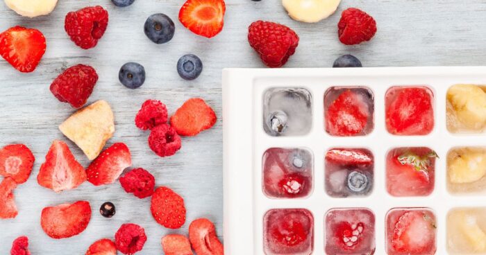 Do letných drinkov sa skvelé hodí lyofilizované ovocie zmrazené v ľadových kockách.