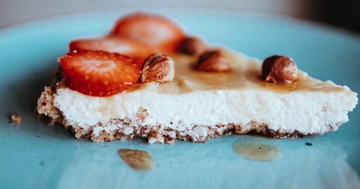 Tvarohový fitness cheesecake s lieskovými orieškami je skvelou kombináciou zdravého a chutného, kde sa krémovosť tvarohu snúbi s jemnou orechovou chrumkavosťou a vytvára dokonalú harmóniu nízkokalorického dezertu.