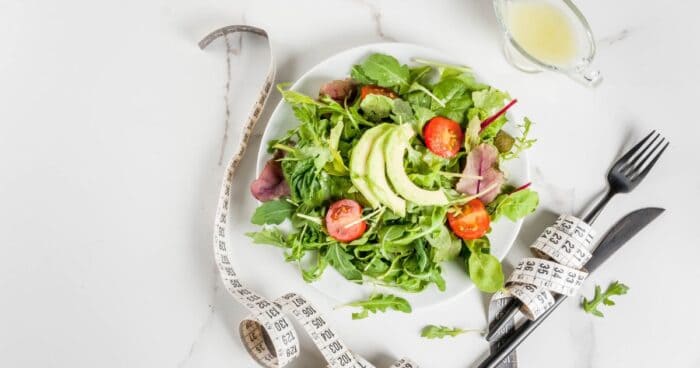 Low carb strava môže byť efektívnym nástrojom na chudnutie, podporujúcim spaľovanie tukov a udržanie dlhodobejšieho pocitu sýtosti.