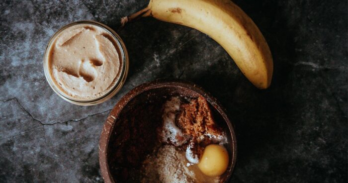 Príprava surovín na zdravý bananový mugcake do mikrovlnnej rúry.