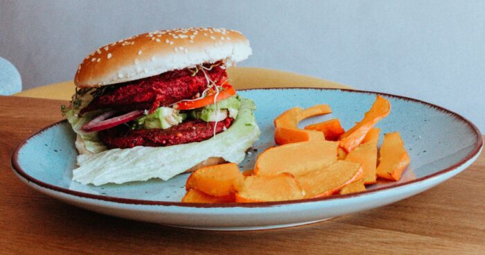 Vegánsky burger najlepšie chutí s tekvicou, sladkými zemiakmi a zemiakovými hranolčekmi.