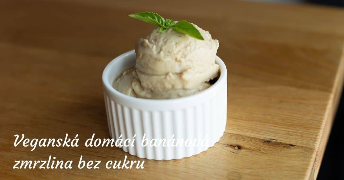 Vegánska domáca banánová zmrzlina bez cukru.