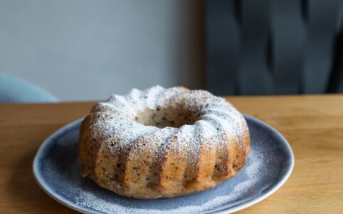 Recept: Jednoduchá hrnčeková banánová bábovka s orechmi – sladká aj bez cukru.