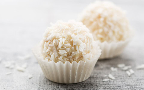 Kokosové raw guľky – nepečené cukrovinky. Raffaello guľky s kokosom a mandľami.