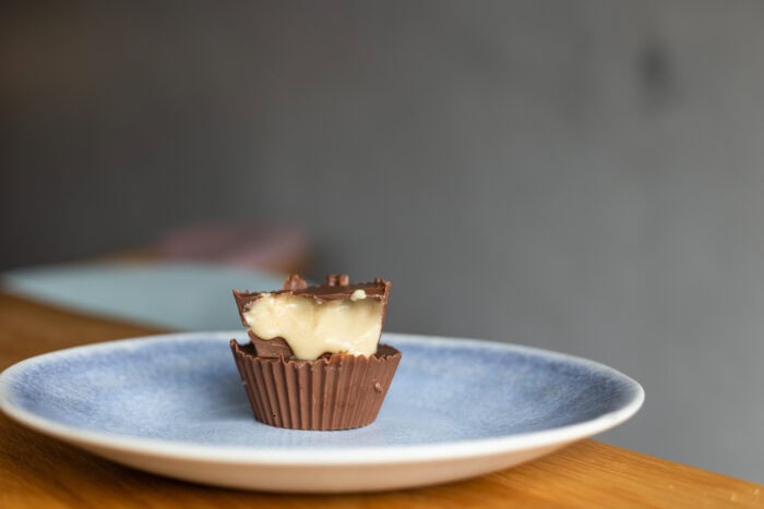 Domáce Reese’s: Recept na čokoládové košíčky plnené arašidovým maslom