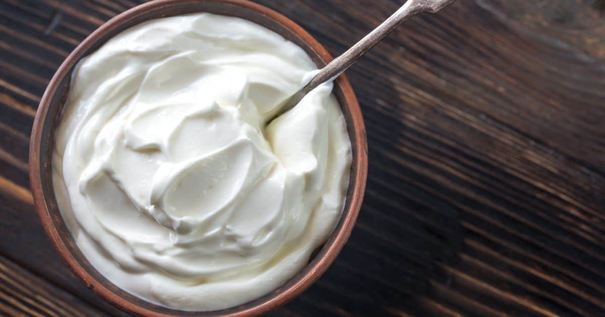Grécky jogurt má hustú konzistenciu a chuť podobnú podmasliu, preto je ďalšou vhodnou alternatívou na nahradenie vajec pri obaľovaní. Použite ho v rovnakom množstve ako podmaslie, teda 1/3 hrnčeka jogurtu namiesto 1 vajca.