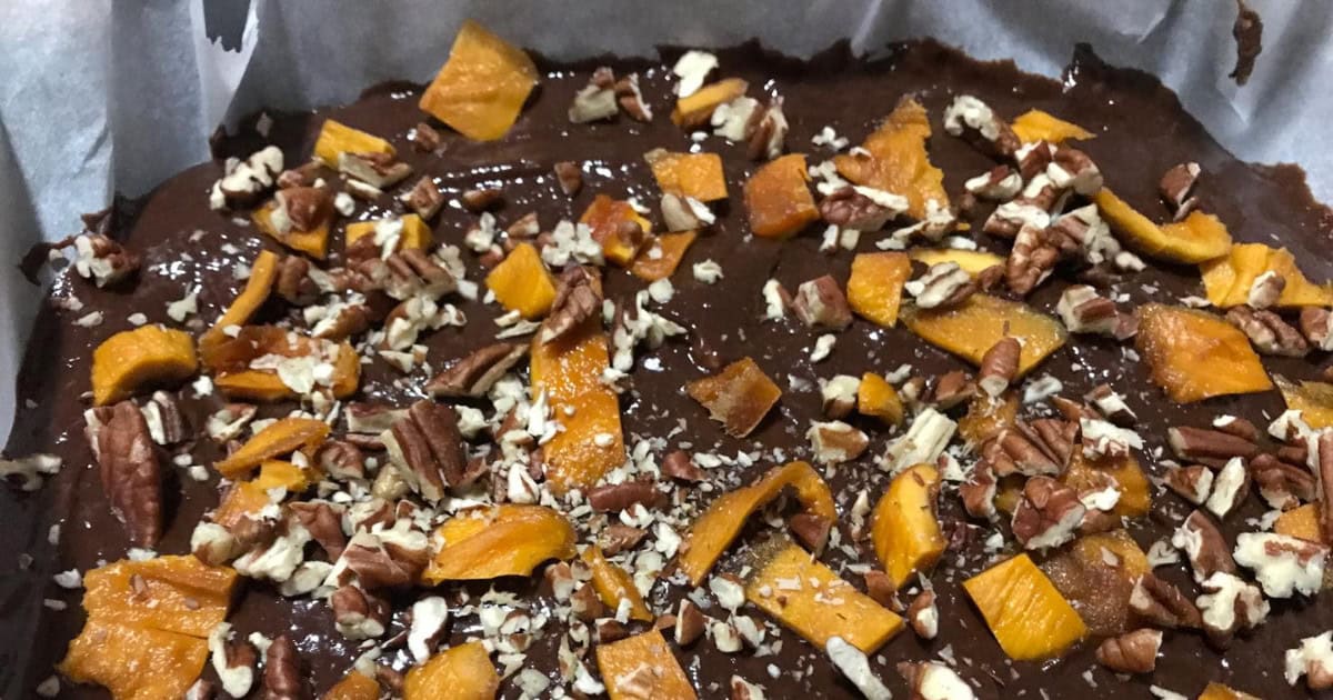 Sušené mango do banánových brownies.