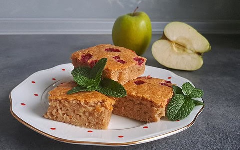 Recept: Najlepší hrnčekový koláč s jablkami.