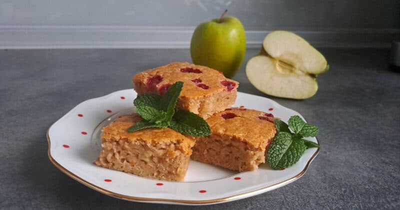 Recept: Najlepší hrnčekový koláč s jablkami.