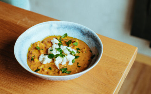 Indické kari (korma).