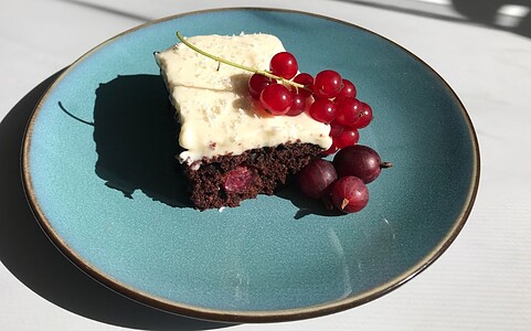 Zdravý kefírový koláč s ovocím a jogurtovou polevou.