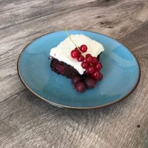 Zdravý kefírový koláč s ovocím.