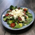 Recept: Mangový šalát s koriandrom a orechmi.