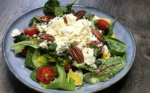 Recept: Mangový šalát s koriandrom a orechmi.