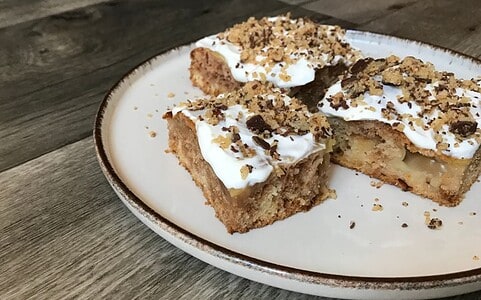 Máte radi exotiku? Presne také sú naše margot rezy s kyslou smotanou. Spojenie Margot čokolády, zapečeného pudingu a kyslej smotany je neodolateľné.