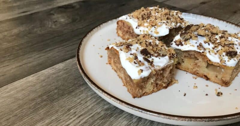 Máte radi exotiku? Presne také sú naše margot rezy s kyslou smotanou. Spojenie Margot čokolády, zapečeného pudingu a kyslej smotany je neodolateľné.