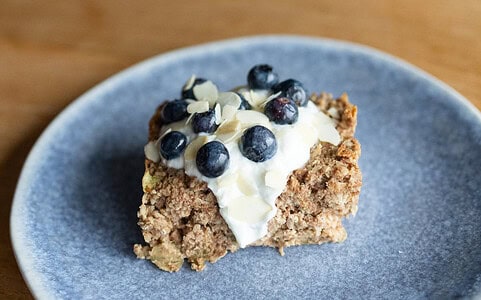 Pečená ovsená kaša s jablkom a banánom.