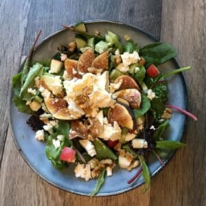 Šalát s kozím syrom a figami.