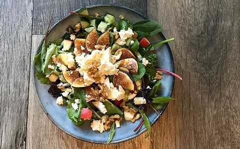 Šalát s kozím syrom a figami.