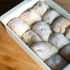 Kusnuté buchty s tvarohom.