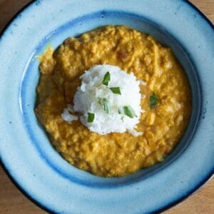 Indické kari máme najradšej s ryžou alebo s plackou.