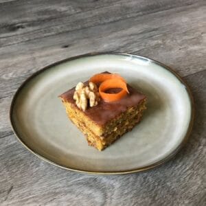 Mrkvový koláč s orechmi na plech.