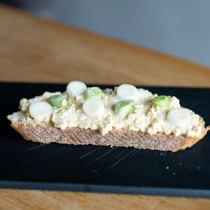 Vajičková nátierka bez majonézy.